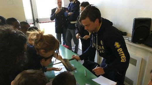 Daniele Galloppa intento a firmare autografi agli alunni della scuola primaria Don Bosco di CavazzonaDaniele Galloppa intento a firmare autografi agli alunni della scuola primaria Don Bosco di Cavazzona