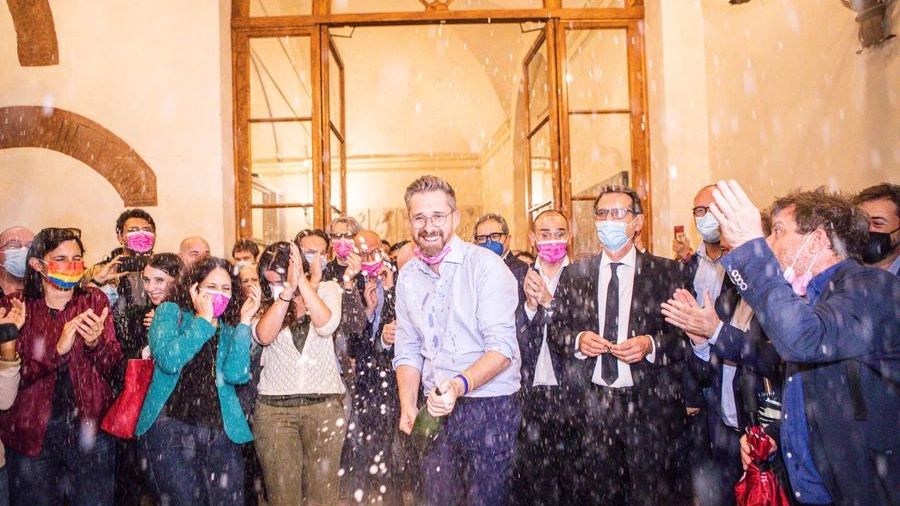 Matteo Lepore festeggia l'elezione a sindaco di Bologna (foto Schicchi)
