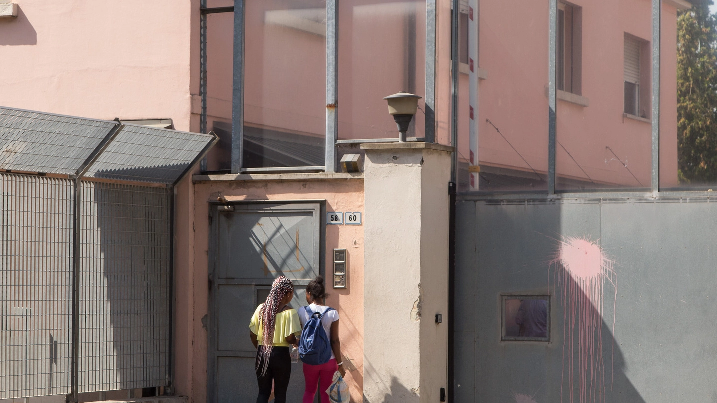 Migranti, l’hub di via Mattei (foto Dire)