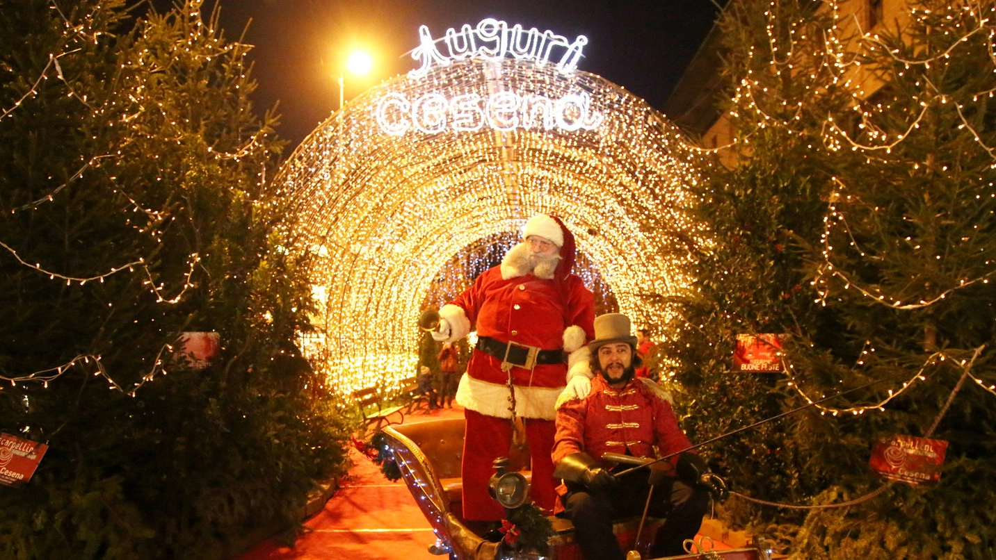 L’allestimento natalizio in centro a Cesena (Foto Ravaglia)