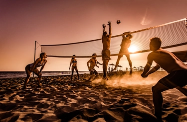 Multati per aver montato una rete da pallavolo in spiaggia a Ravenna: "Ci opporremo"