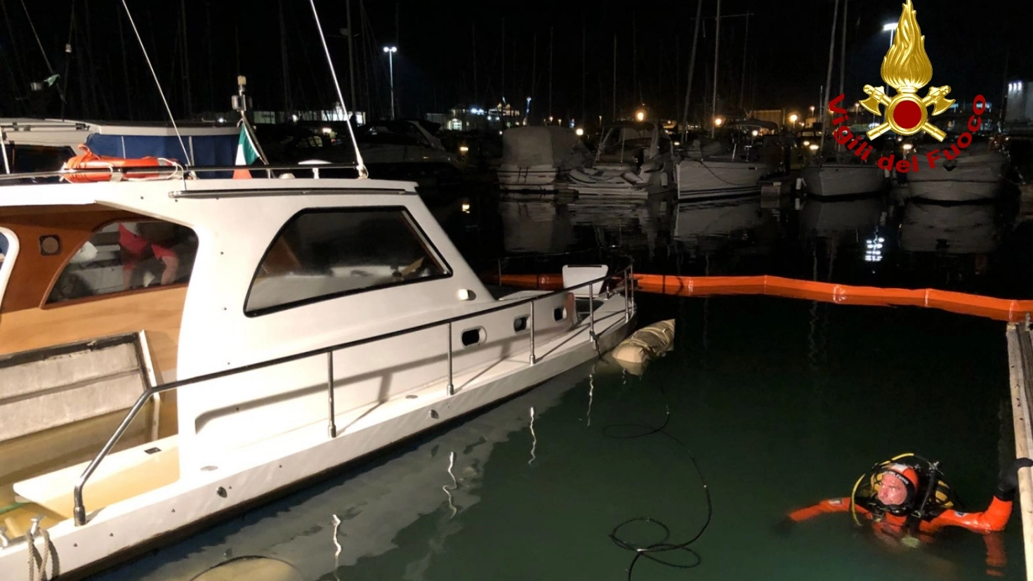 I vigili del fuoco recuperano la barca affondata