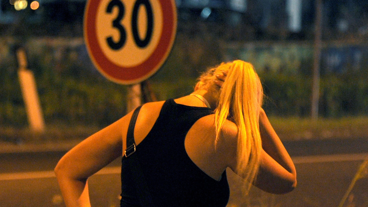 Una prostituta in strada (foto archivio Migliorini)