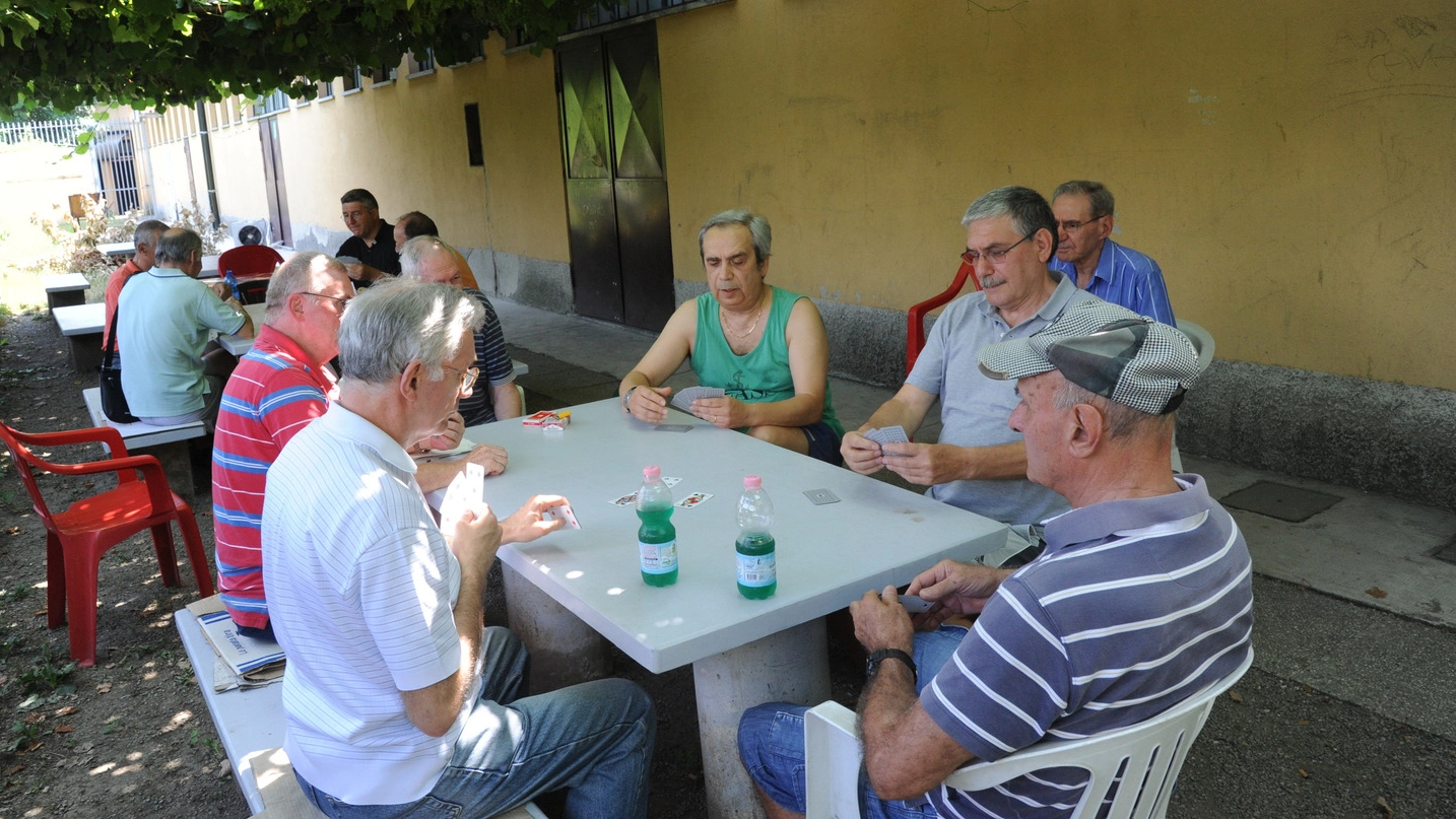 Alcuni anziani mentre giocano a carte