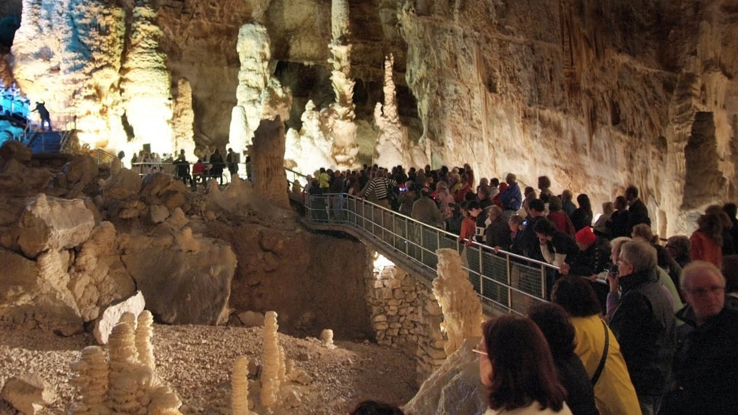Folla di turisti alle grotte di Frasassi