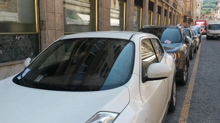 Multe alle auto parcheggiate in via Trieste