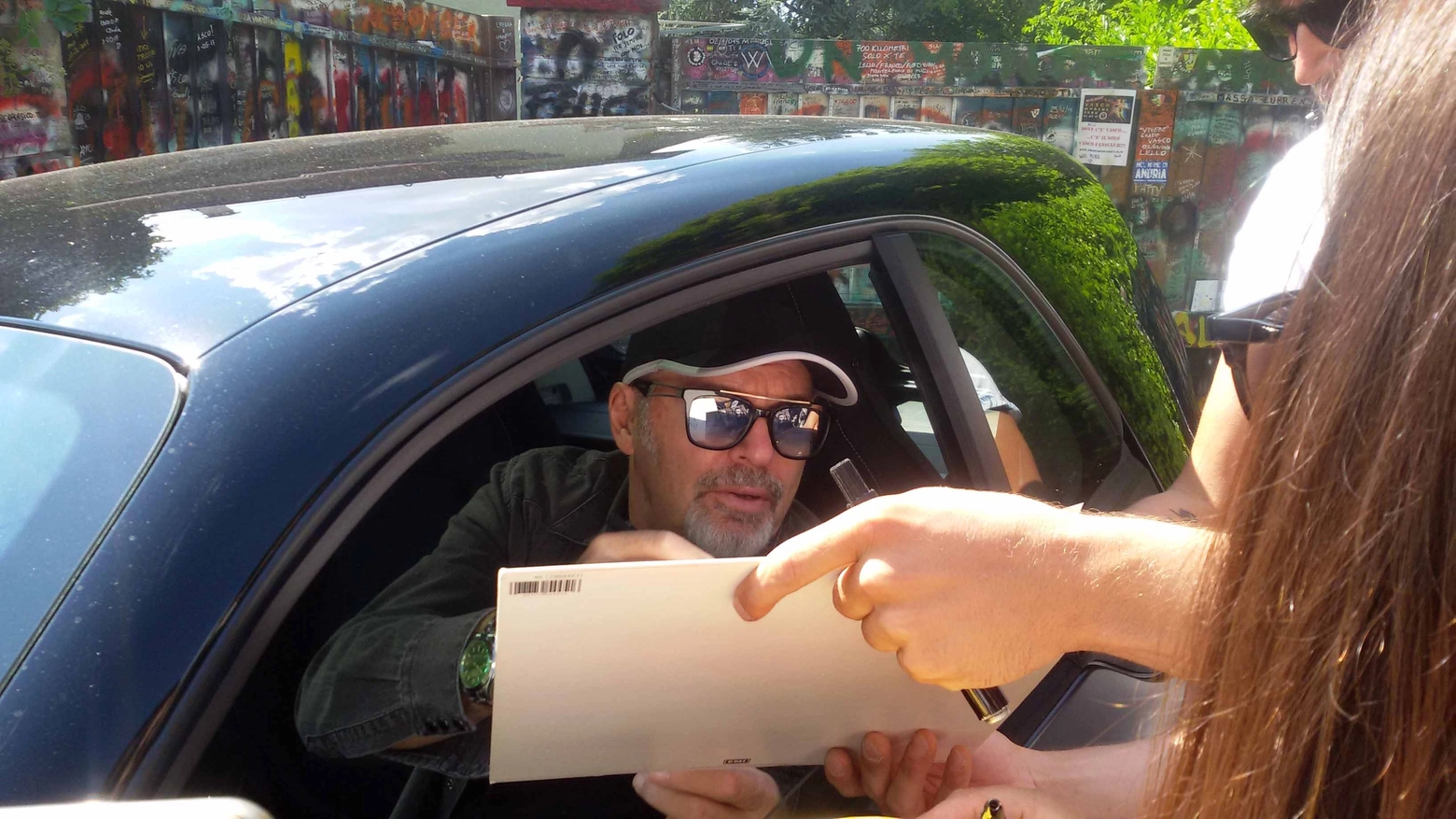 Vasco Rossi a Zocca firma gli autografi ai fan (Foto Vanoni)