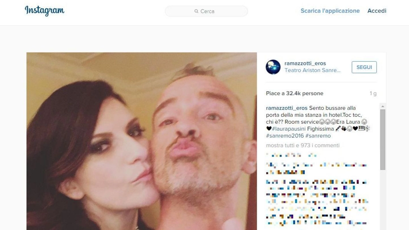 Il bacio di Laura Pausini a Ramazzotti nella foto pubblicata da Eros su Instagram