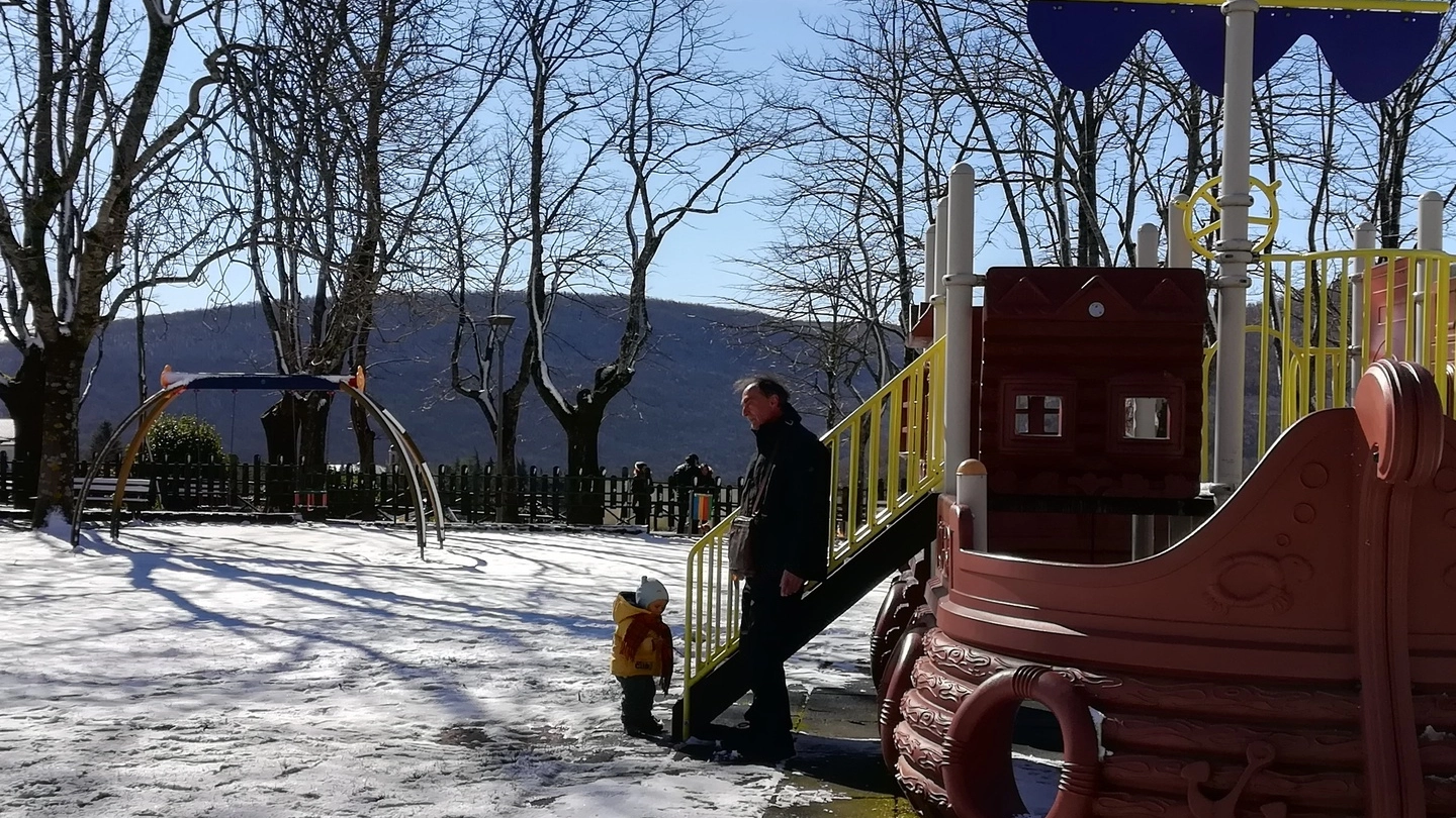Cingoli, un bimbo gioca con la neve