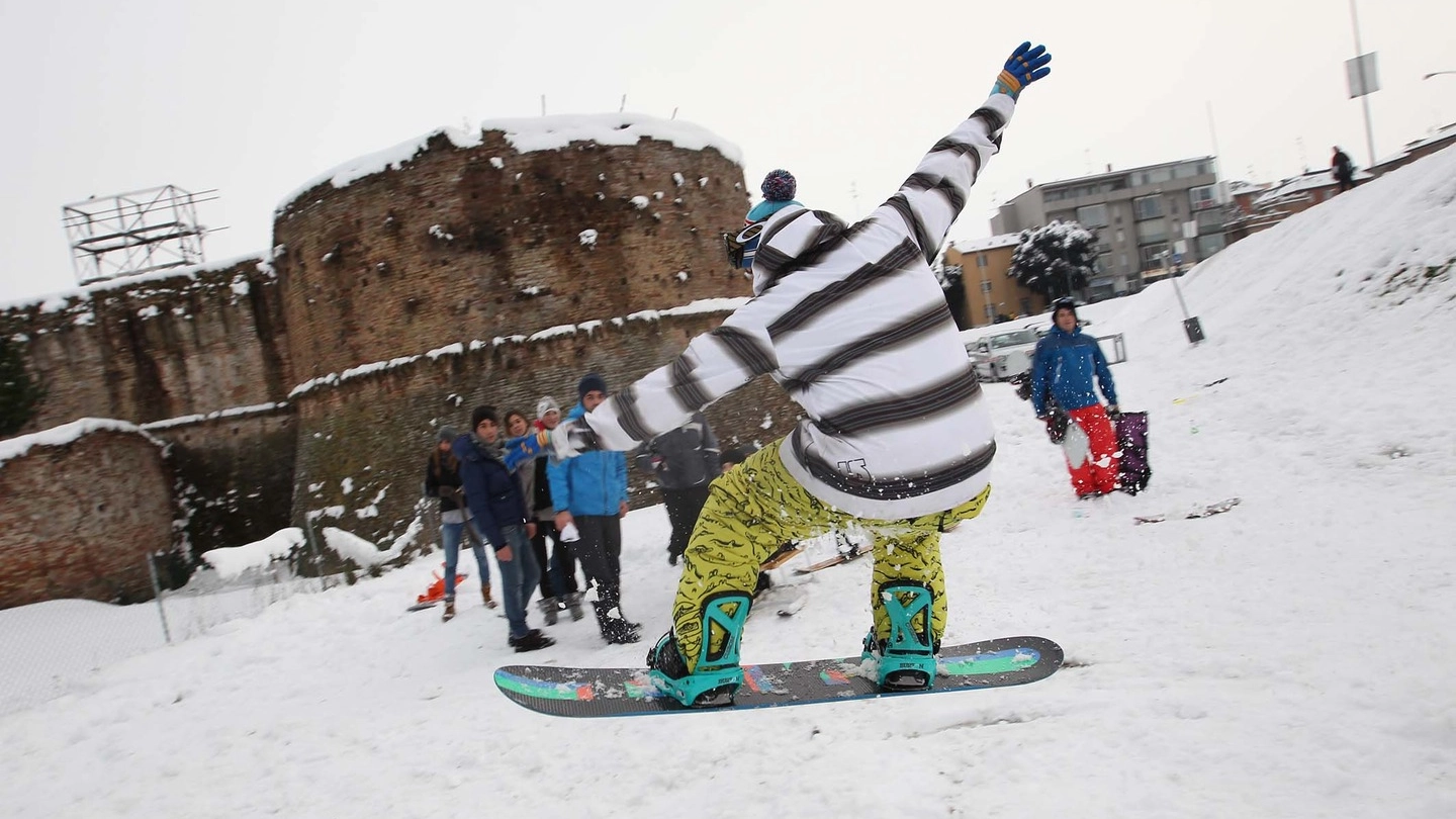 Nel 2012 ai tempi del nevone si faceva snowboard alla Rocca Brancaleone (foto Zani)