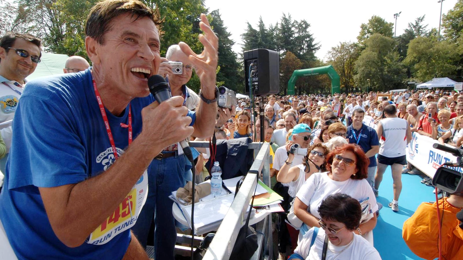 Gianni Morandi a una passate edizione della maratona di Bologna