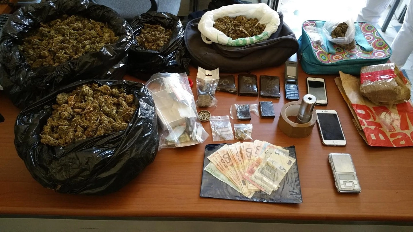 La droga e il denaro sequestrati sequestrati dalla Squadra narcotici della Questura di Rimini