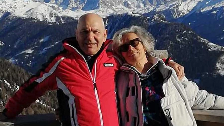 Stefano Ambrosini e la moglie Emanuela Mambelli durante una vacanza