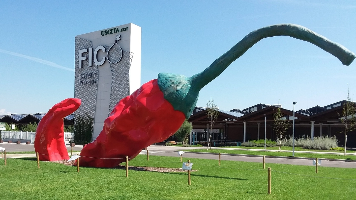 La scultura ‘The red giant’  all’esterno del parco agroalimentare