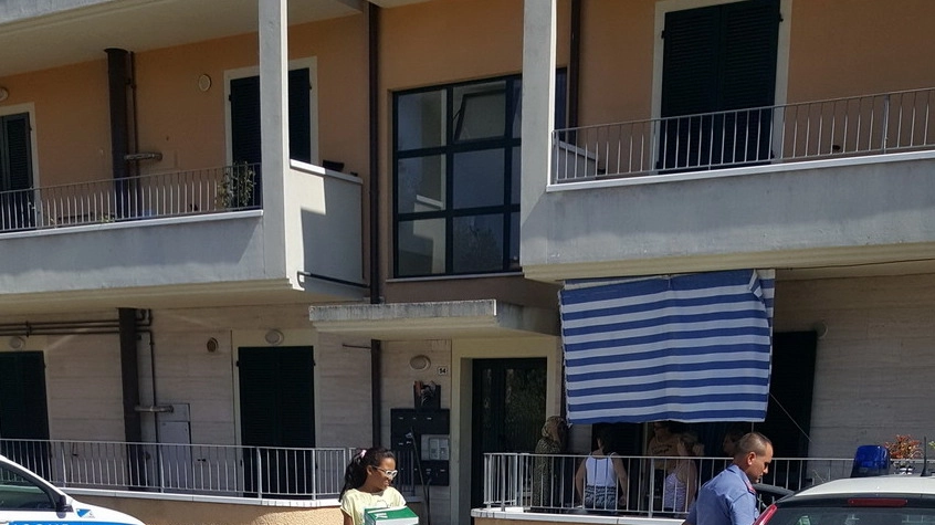 Carabinieri e polizia locale davanti al condominio di via Trieste dove  ieri due donne sono venute alle mani