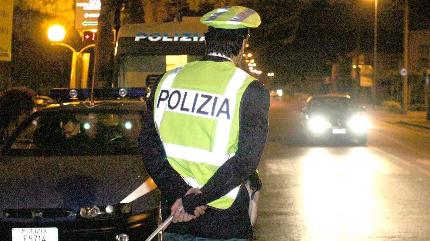 Controlli di polizia sulle strade di Riccione: trovato noto rapper senza patente alla guida dell'auto. Si spaccia per il fratello per evitare la multa, ma viene identificato grazie ai tatuaggi