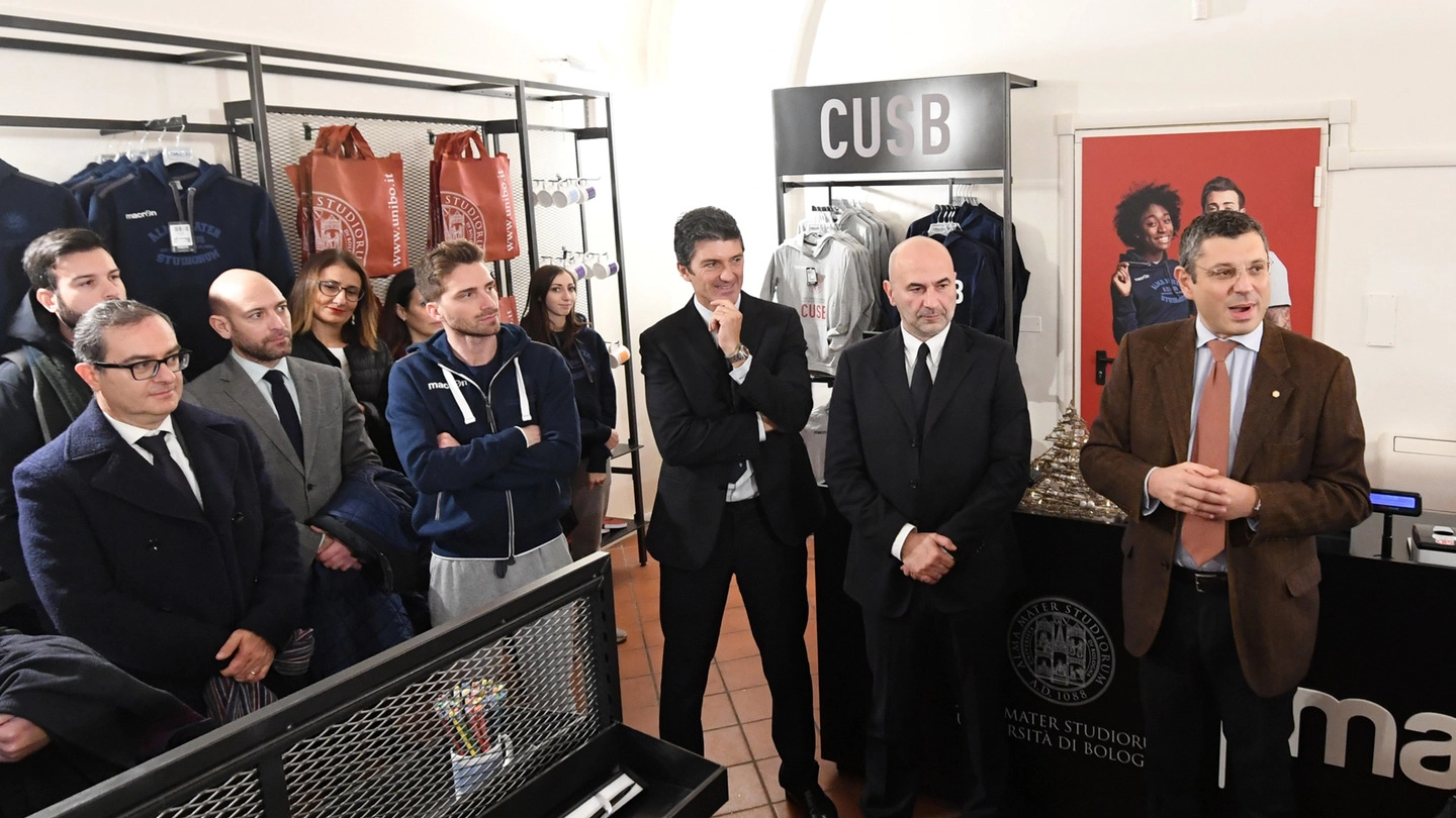Taglio del nastro allo store Unibo a Bologna (FotoSchicchi)