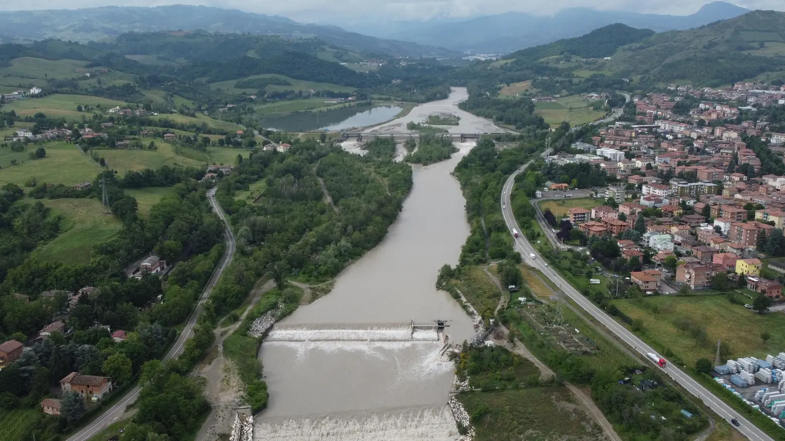 La montagna conta i danni  Frana danneggia l’acquedotto  Decine di strade interrotte