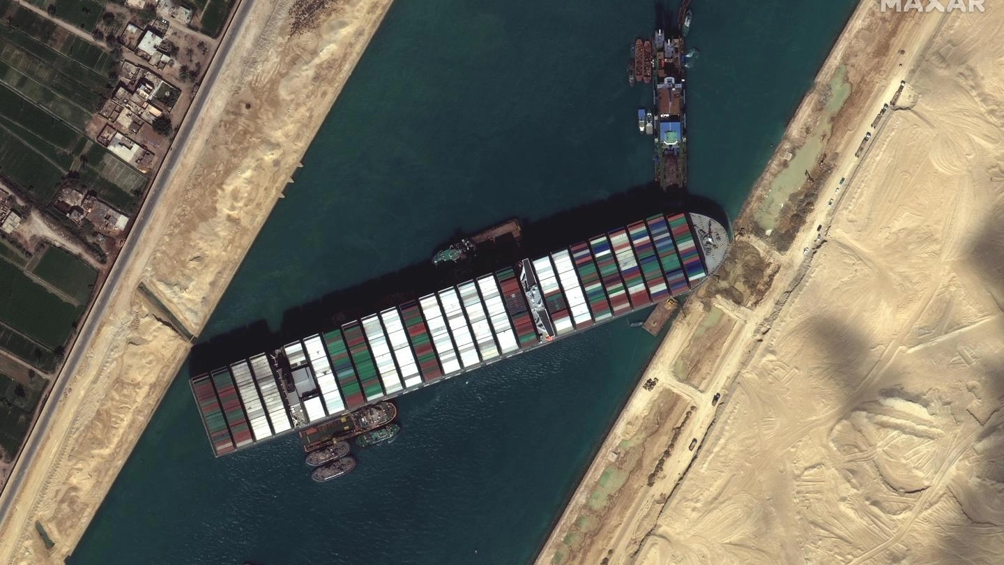 La Ever Given incastrata nel Canale di Suez (Ansa)