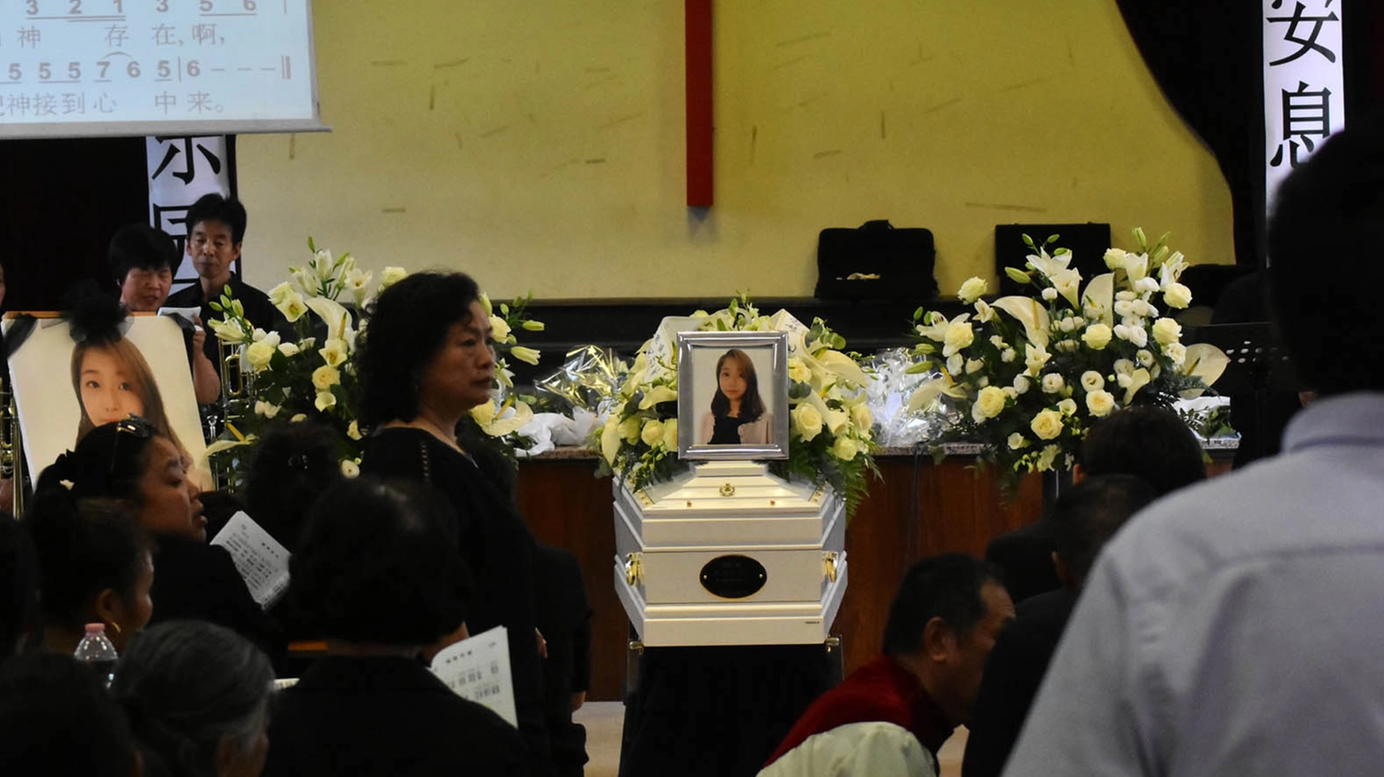 Il funerale della barista uccisa; al centro la foto di Hui Zhou (foto Artioli)