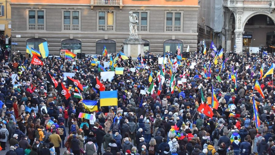 La manifestazione per l'Ucraina in piazza Prampolini a Reggio Emilia (foto Artioli)