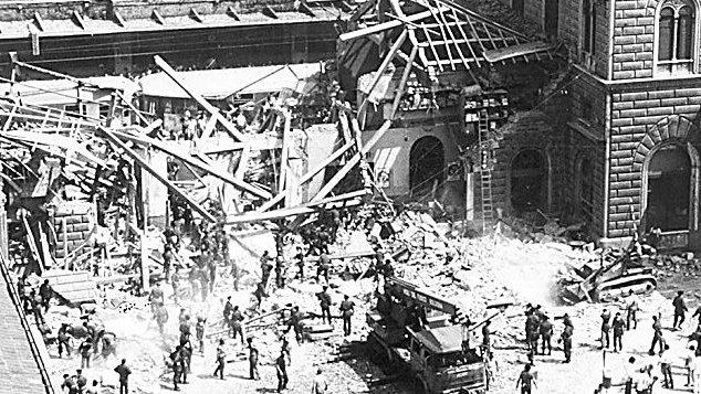 Una foto del 2 agosto 1980 della stazione subito dopo la bomba 