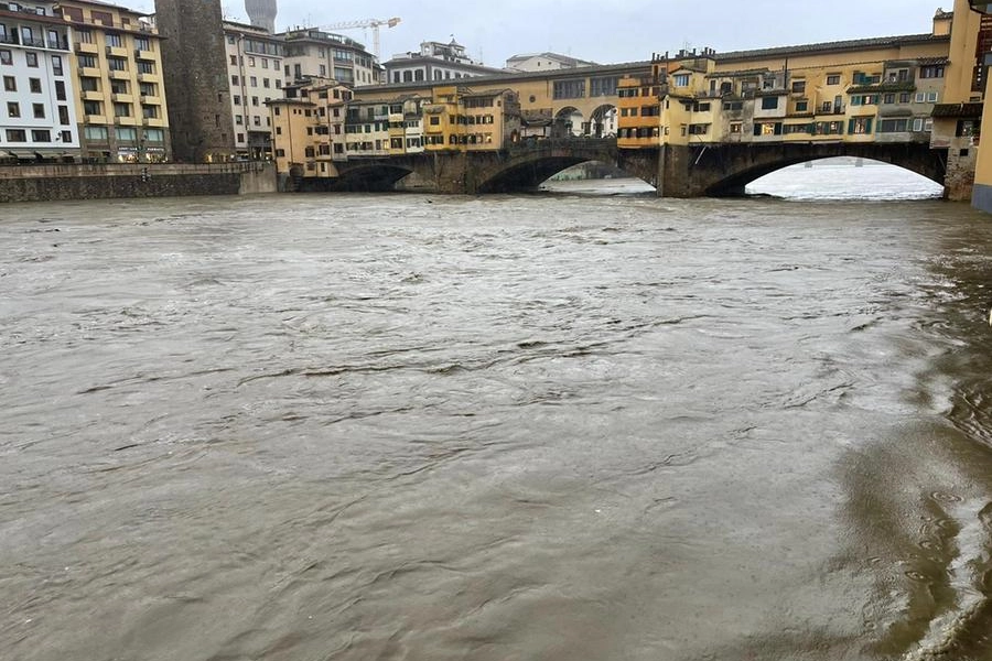 L'Arno stamani a Ponte Vecchio (foto Gianluca Moggi/New Press Photo)