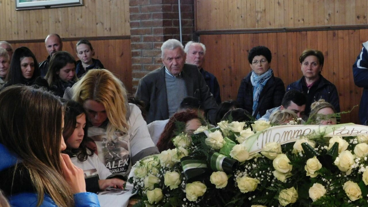 Un momento dei funerali nella chiesa di Gorino