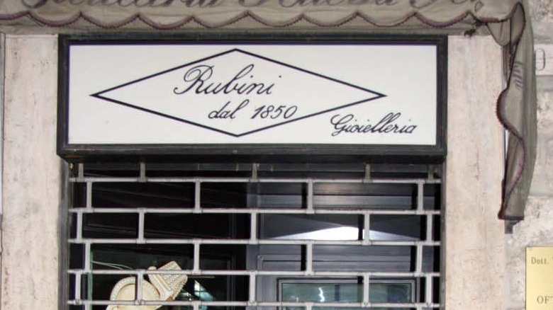 CENTRO IN DIFFICOLTA’ Dopo la Gioielleria Rubini  ha chiuso anche Swarovski in corso Mazzini
