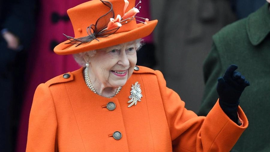 La regina Elisabetta in un completo arancio indossato a Natale del 2017