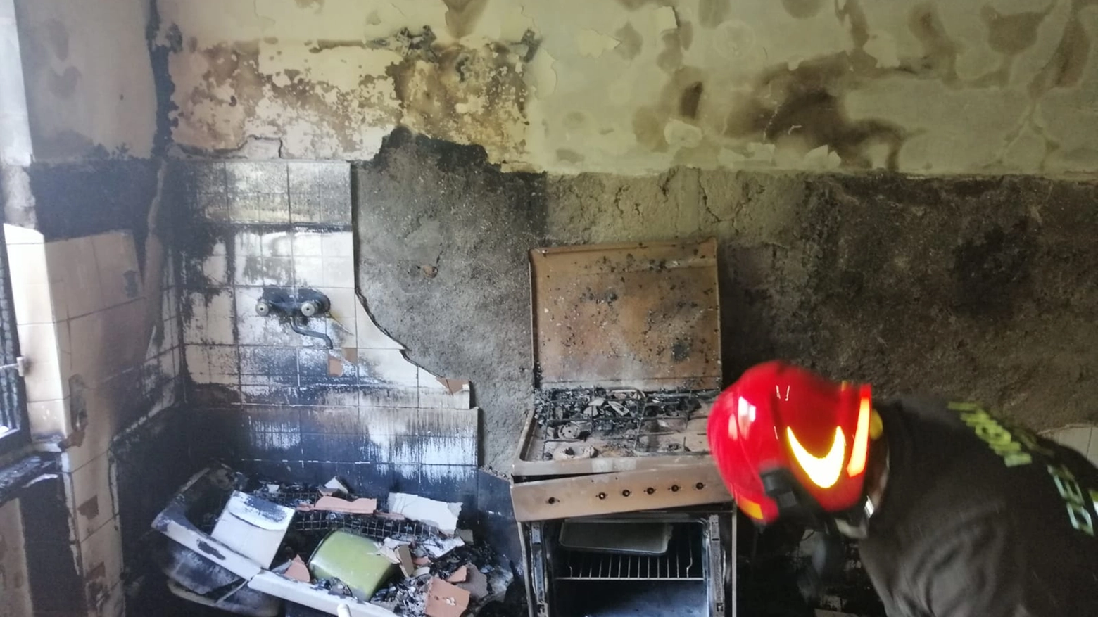La casa di madre e figlio è stata distrutta dalle fiamme