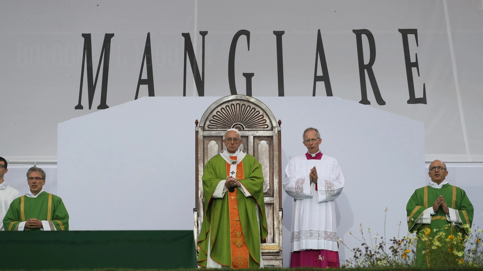 Bergoglio sull'altare costruito al Dall'Ara