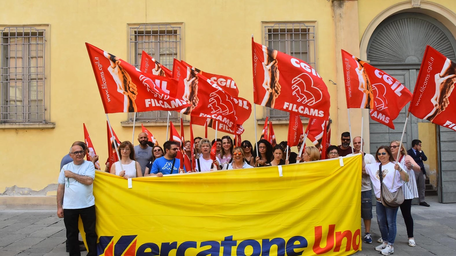 Una manifestazione di ormai ex dipendenti a Reggio