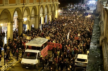 Manifestazione oggi a Bologna, Non una di meno: cinquemila in corteo