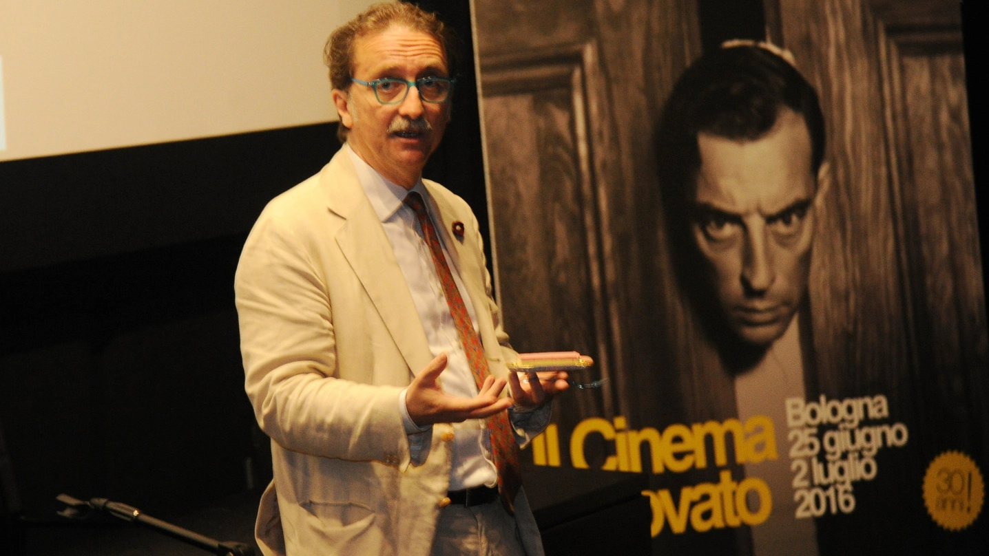 Gian Luca Farinelli davanti al manifesto della XXXesima edizione de Il cinema ritrovato (Foto Schicchi)