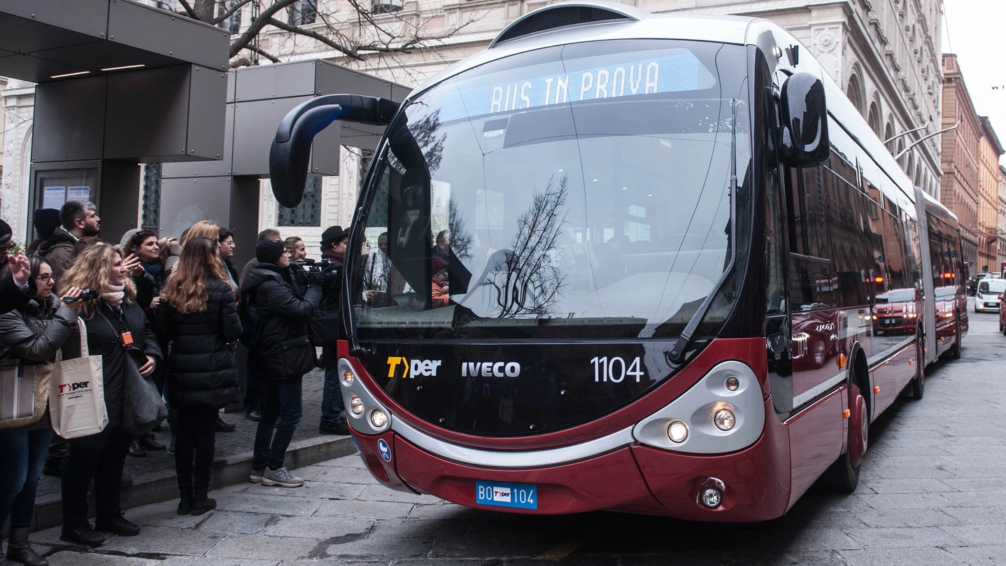 Il nuovo filobus Crealis alla fermata di piazza Minghetti (Schicchi)