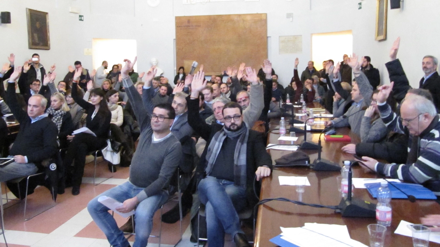 Il momento del voto a Urbino: tanti i sindaci del Pd che hanno preso posizione contro la Regione (Foto Lara Ottaviani)