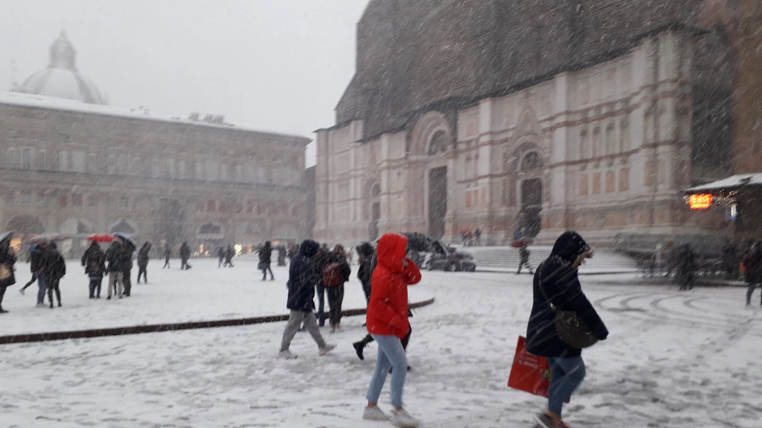 Bufera di neve e vento in piazza Maggiore (foto Schicchi)