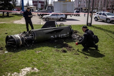 Il missile Tochka, la scritta e i buchi della versione russa su Kramatorsk