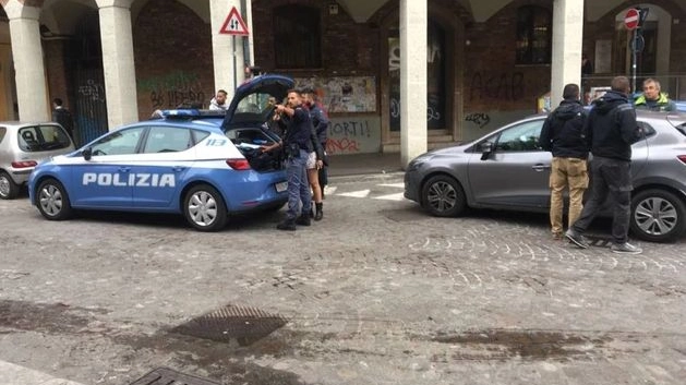 La polizia sul posto dopo l'accoltellamento in piazza Puntoni (FotoSchicchi)