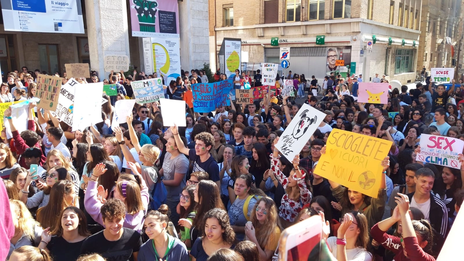 Gli studenti in piazza a Pesaro