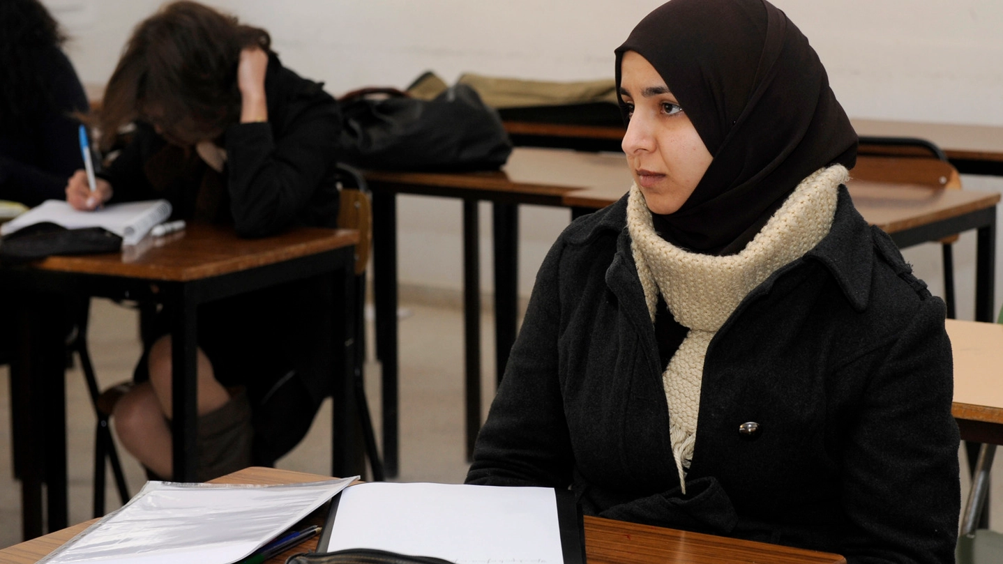 Una ragazza islamica indossa il hijab a scuola (foto di repertorio)