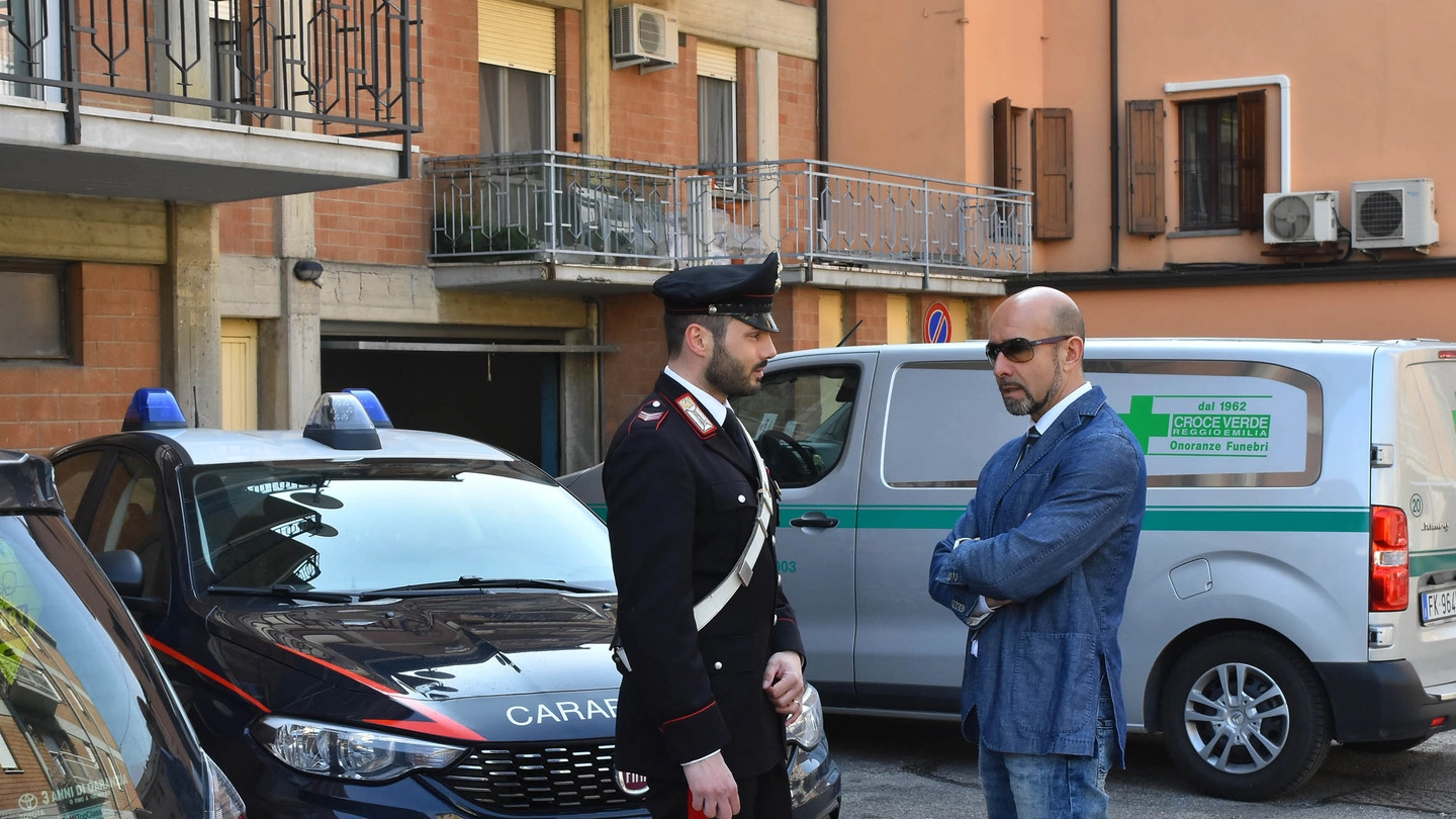 Il sindaco di Casalgrande e i carabinieri sul luogo della tragedia (Artioli)