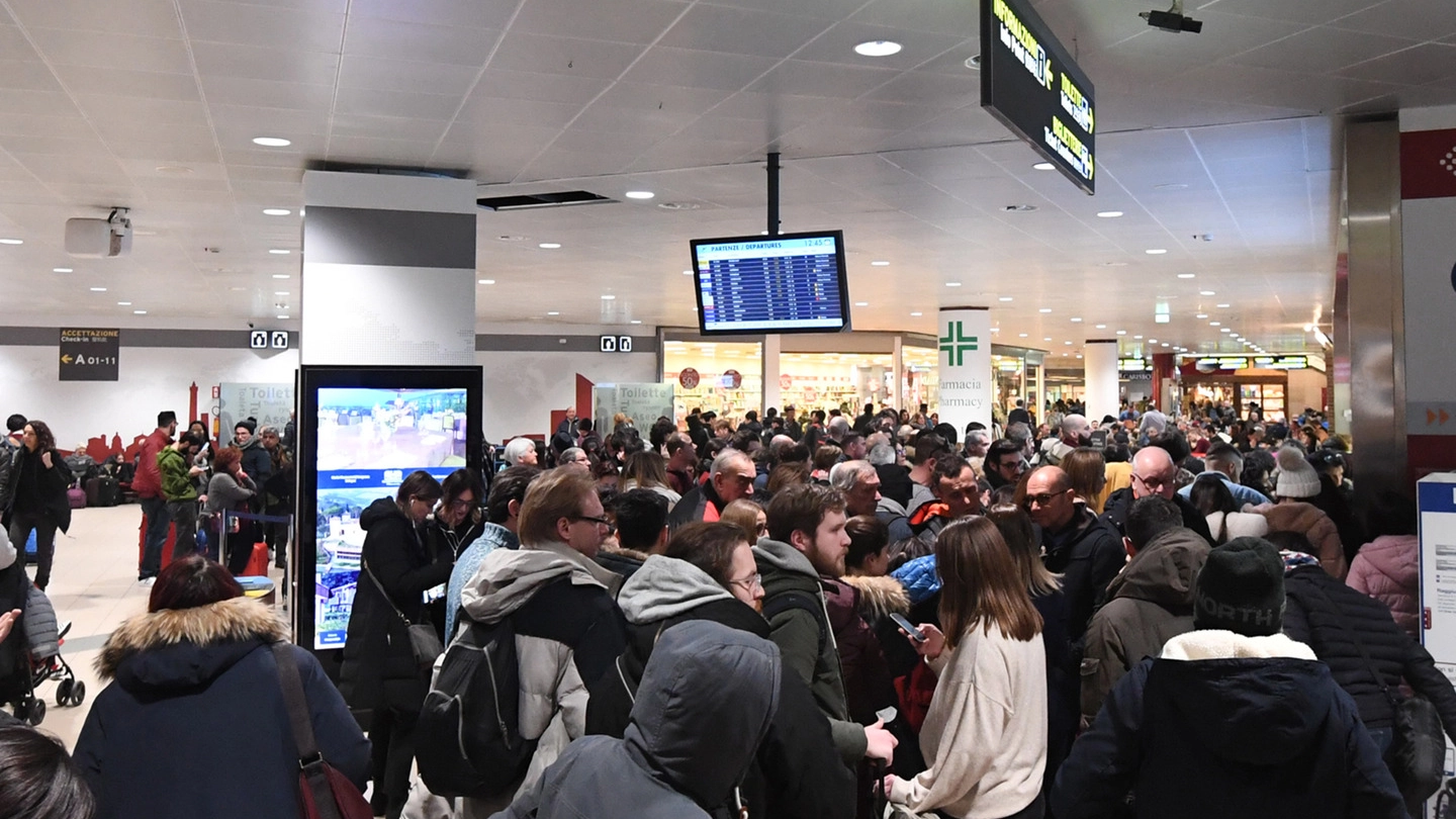Aeroporto di Bologna, gente in attesa (FotoSchicchi)
