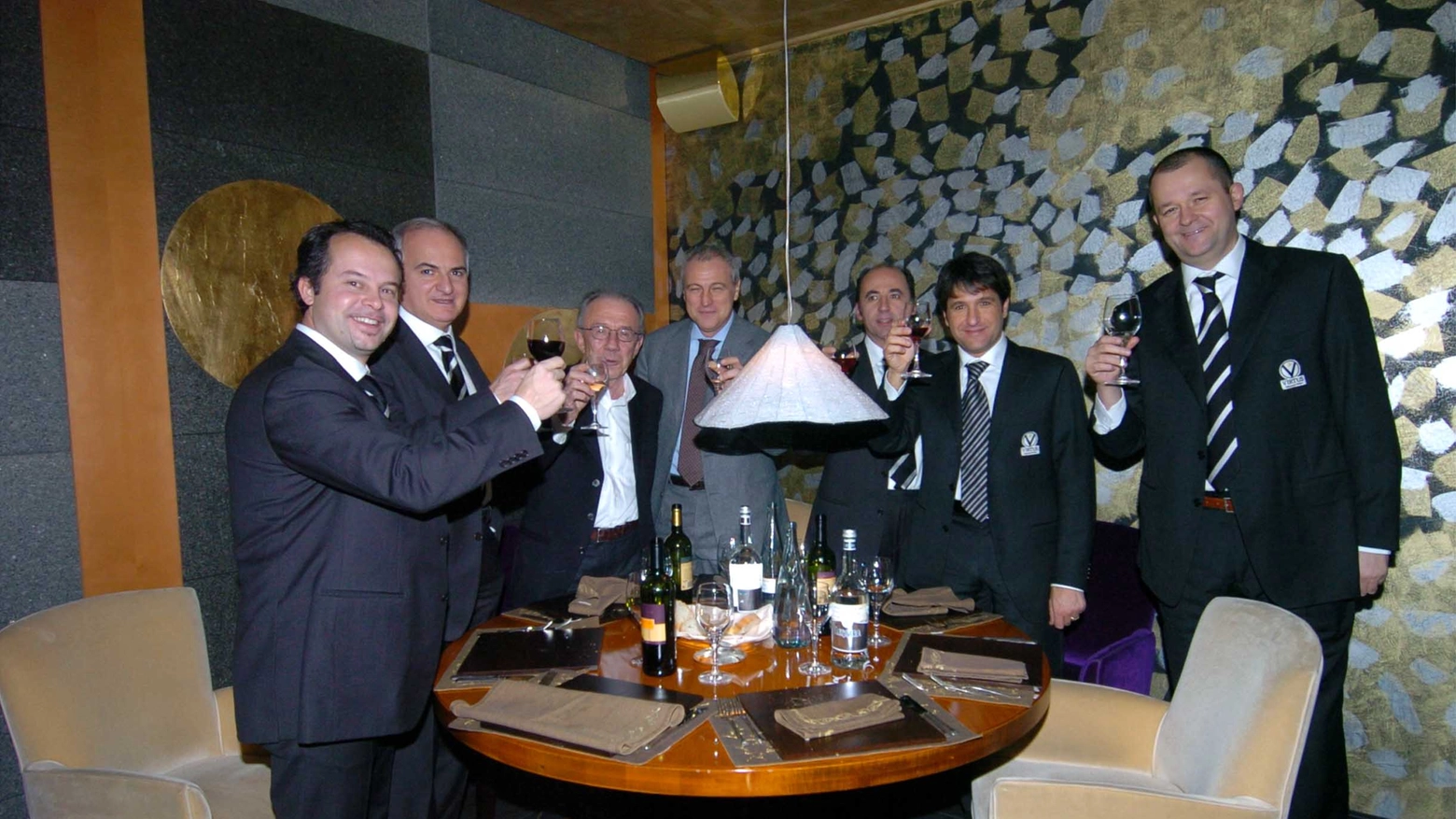 Romano Bertocchi (terzo da sinistra) a una cena della Virtus Bologna (FotoSchicchi)