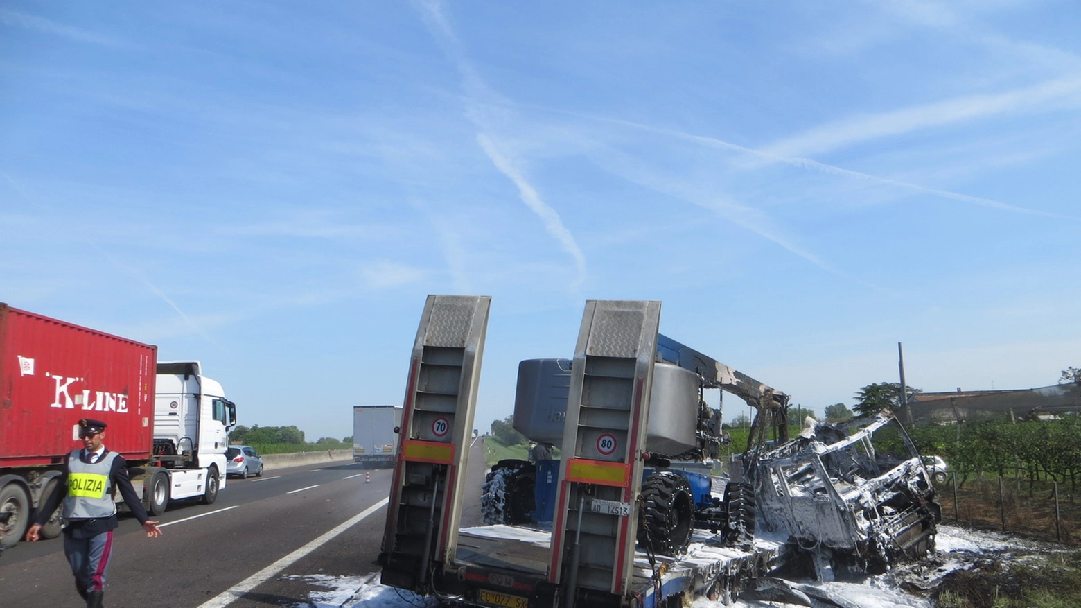 Autostrada A14, il mezzo pesante dopo l'intervento dei pompieri