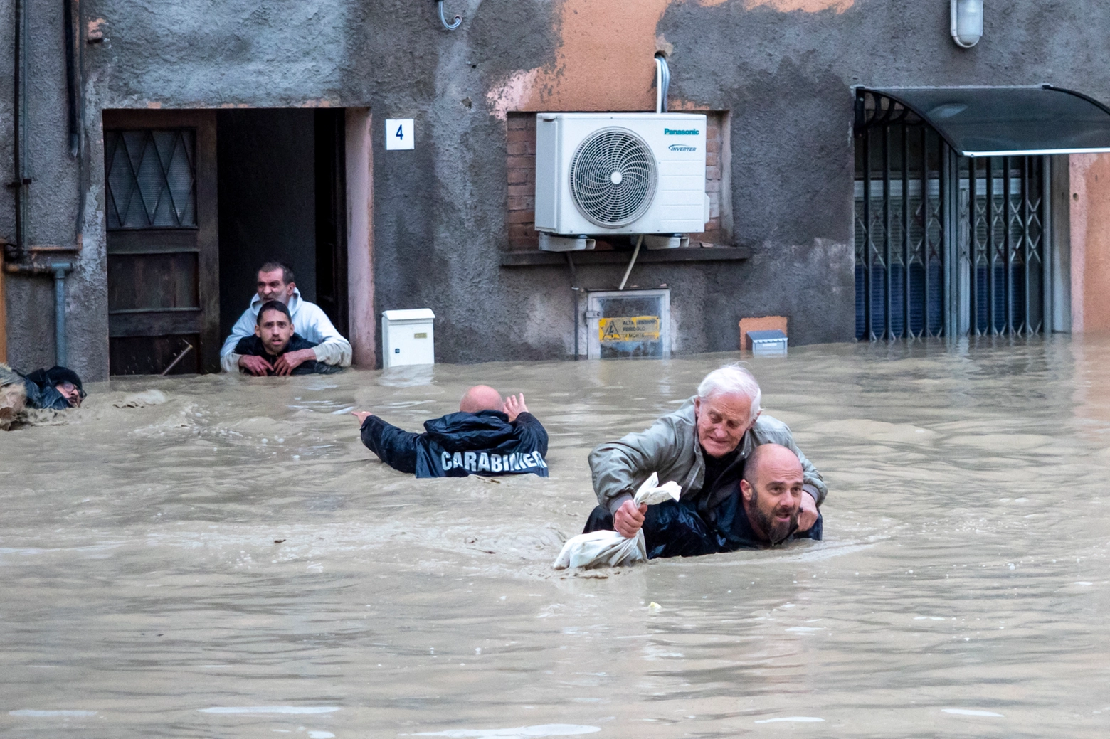 Faenza, carabinieri salvano a nuoto persone che abitano al piano terra