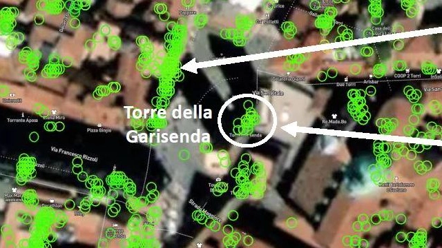 Un estratto dallo studio Esa: i pixel verdi indicano le ’serie temporali di spostamento’ nell’area della Garisenda