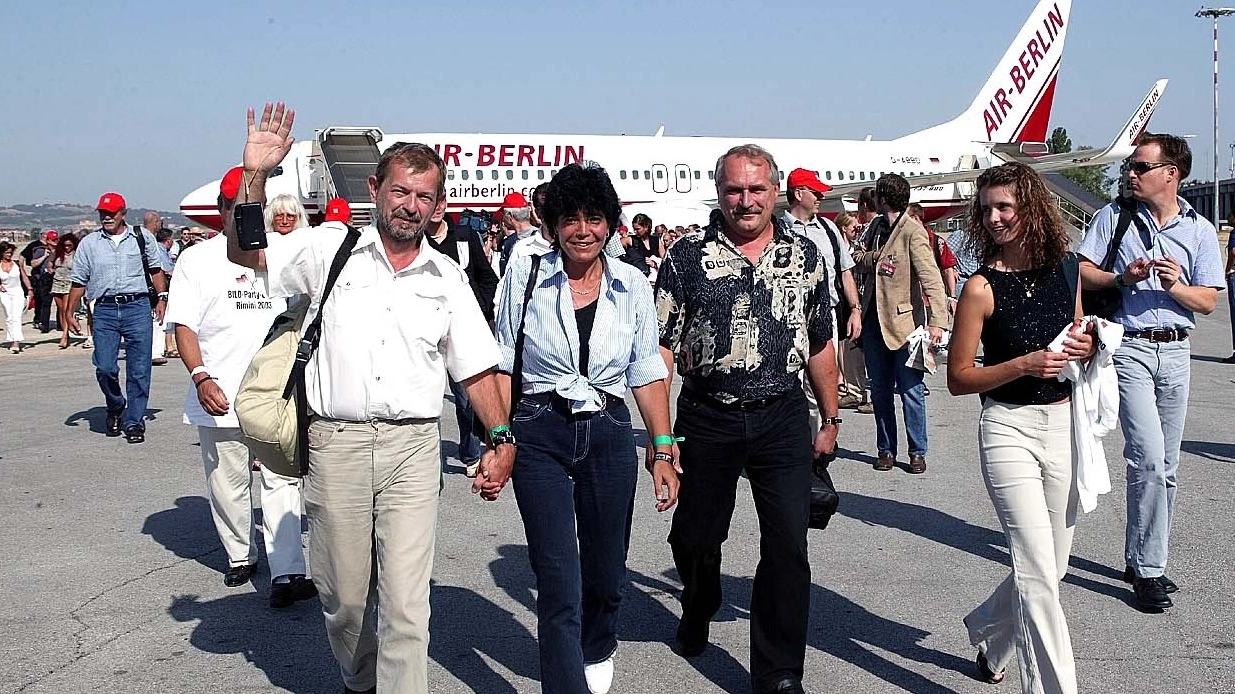 Una foto dell’arrivo dei turisti tedeschi all’aeroporto di Rimini Sotto, l’ad di Airiminum Leonardo Corbucci