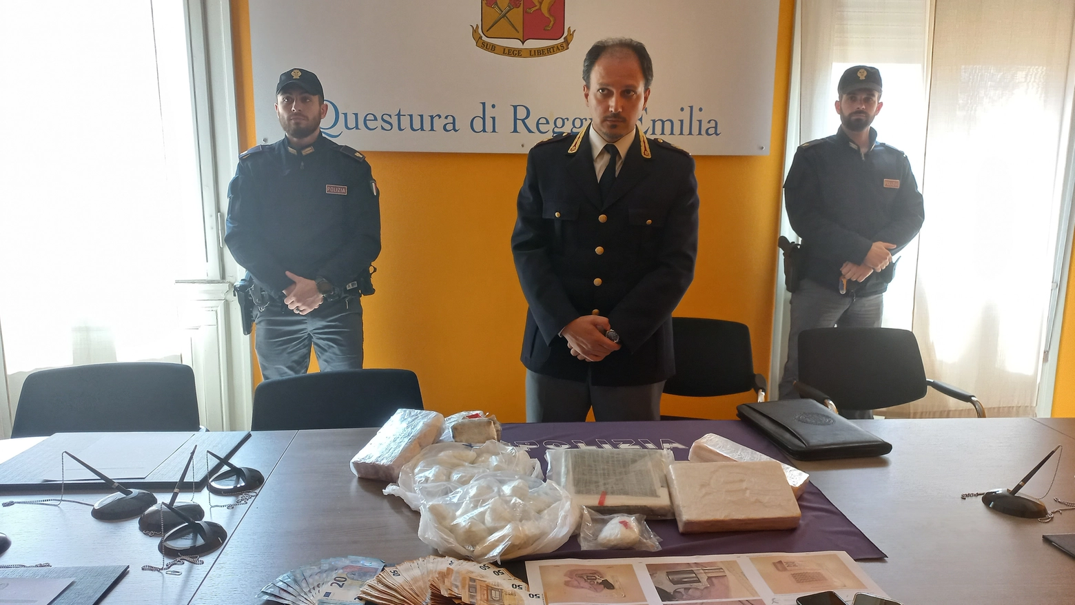 Il dirigente della mobile reggiana Guglielmo Battisti con l'ingente partita di droga sequestrata